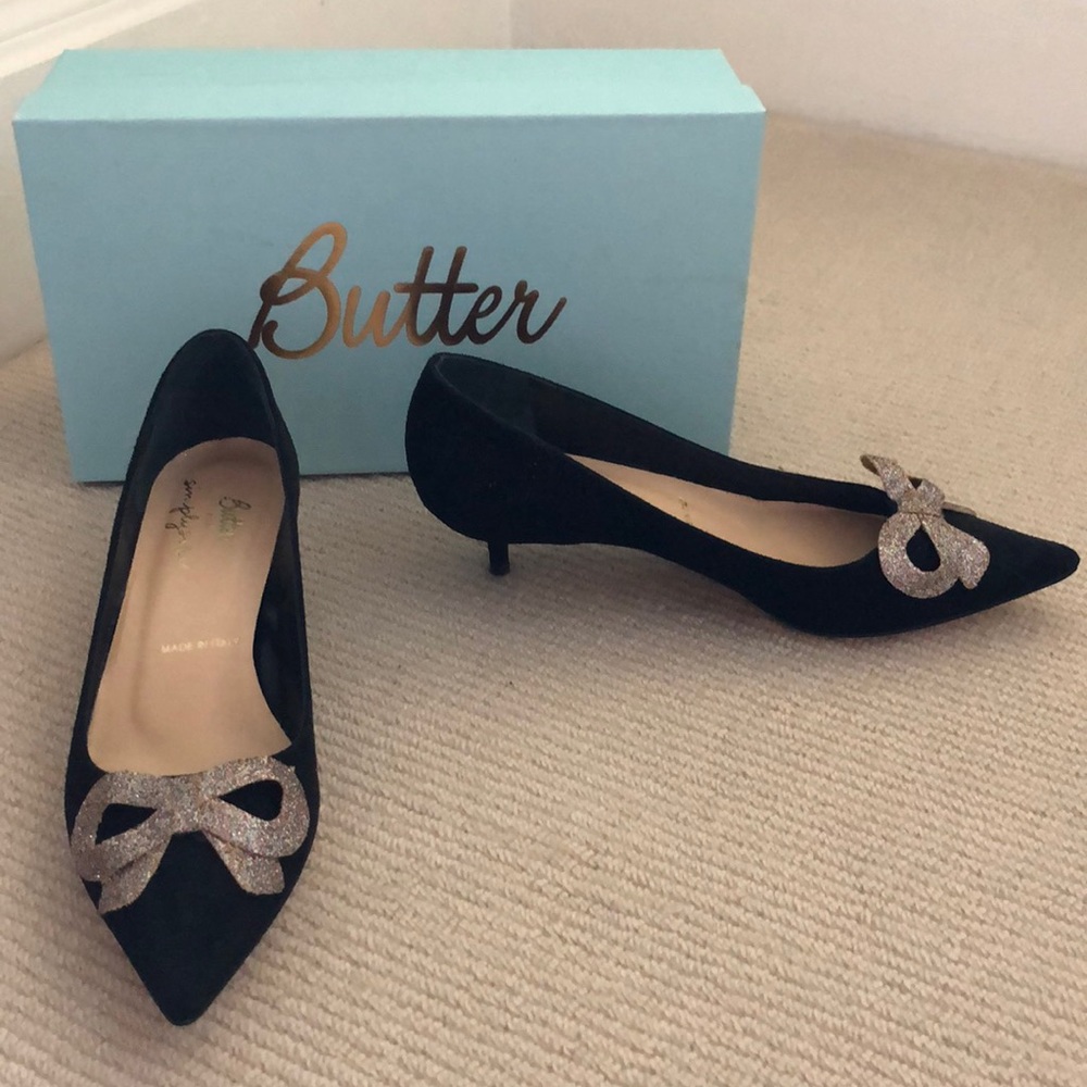 ✨HP✨Black velvet kitten heels with glitter bows